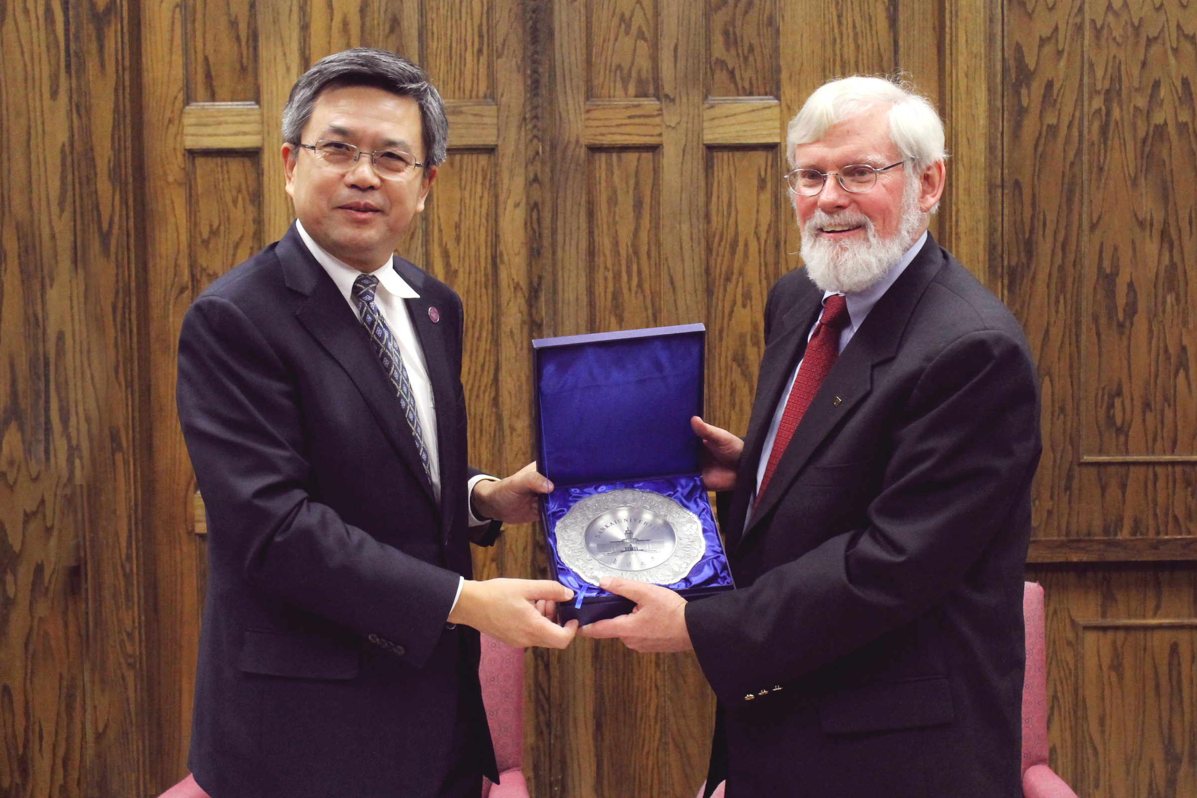 Ke presenting Pershing with commemorative plate from Nankai University at signing ceremony, Thursday Nov. 19, 2013.